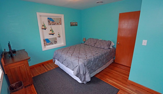 Cozy 2 Bedroom, 1 Bath House With Walking Distance To The Lake