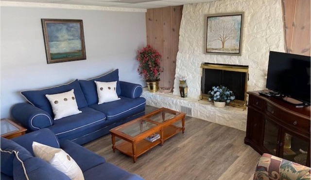 Cozy 2 Bedroom 1 Bath Lake Front Cottage