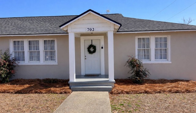 Cozy 2 bedroom & 1 bath spacious duplex in Quiet Neighbor