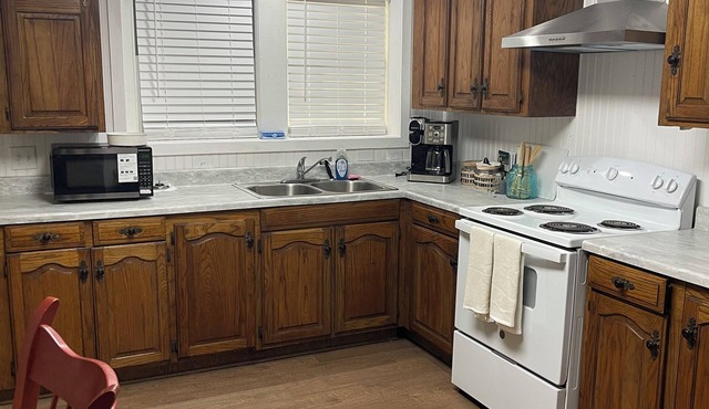 Cozy 2 bedroom & 1 bath spacious duplex in Quiet Neighbor