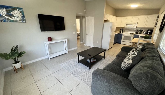 Cozy 2 bedroom/1 bath short drive to Anna Maria Island