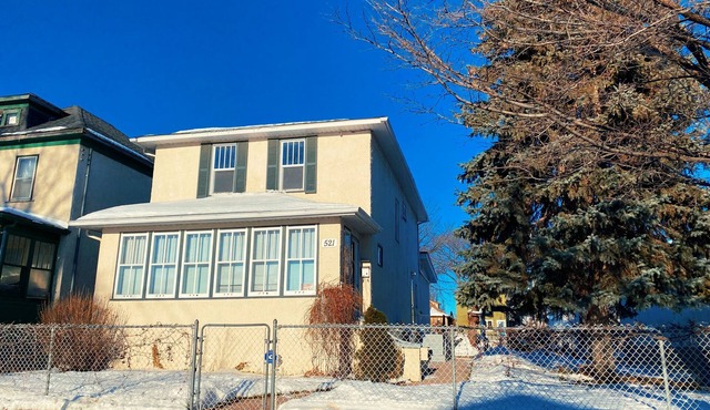 Cozy 2 Bedroom 1 Bathroom 10 minutes from downtown/free parking