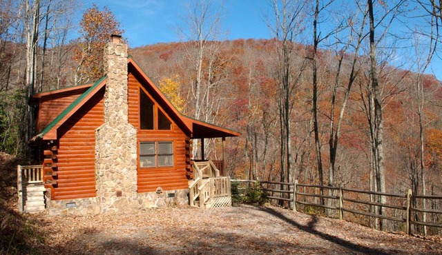Cozy 2 Bedroom 2 Bath Log Cabin-Pet Friendly, Fenced Yard, Views & Firepit