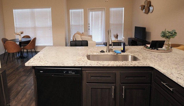 Cozy 2-bedroom/2-bath apartment in enjoyable Austin with pool, AC, fitness room