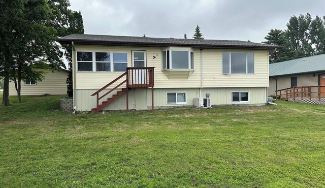 Cozy 2-bedroom/2-bath house located just outside Roy Lake State Park.