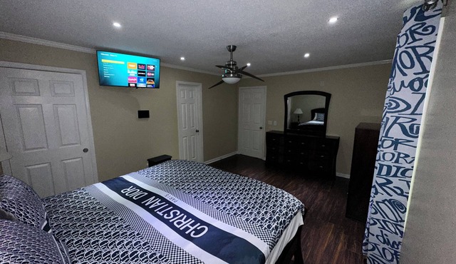 Cozy 2 bedroom 2 Bathroom House!Close to great food and entertainment!