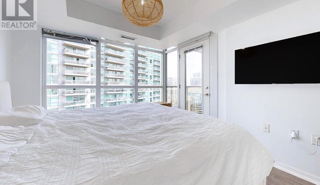 Cozy 2-bedroom 2 bathroom apartment with fitness room, WiFi in Downtown Toronto