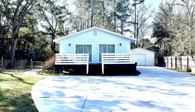 Cozy 2-bedroom 2 bath cottage in enjoyable Ocean Springs! Sleeps 4 guests.