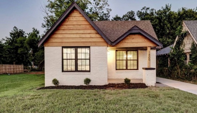 Cozy 2 Bedroom 2 Bath Cottage in Central OKC Pets ✅
