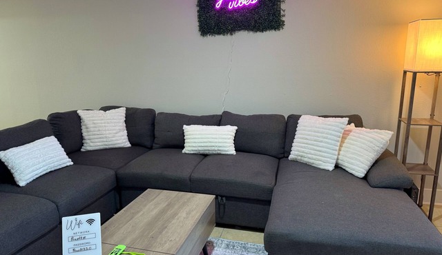 Cozy 2-bedroom 4beds Washer/Dryer TownHome in Baytown Near Major Highways
