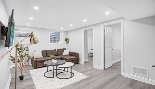 Cozy 2 Bedroom+50" TV+Sleeps 6+Lower Unit