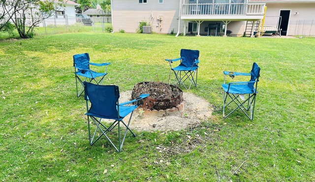 Cozy 2-bedroom apartment + Office,Yard 12 Min to Twin Cities