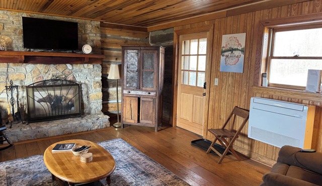 Cozy 2-bedroom Antique Cabin near Hiking Rock Climbing Red River Gorge