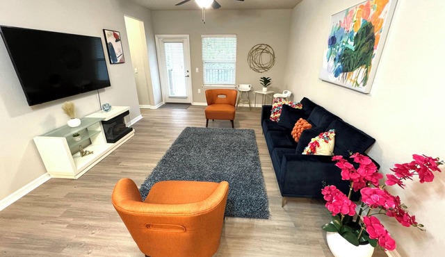 Cozy 2-bedroom apartment in nice Jacksonville with WiFi, fitness room - Sleep 6!