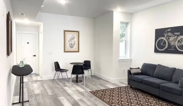 Cozy 2-Bedroom Apartment - Sleeps 4 Prime Location