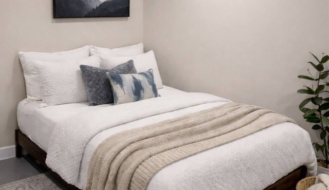 Cozy 2-bedroom apartment in beautiful Philadelphia with AC