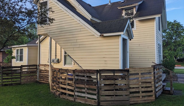 Cozy 2-bedroom apartment with WiFi, AC in welcoming Spring Green