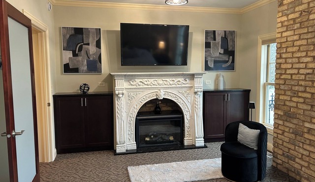 Cozy 2-bedroom apartment situated in the heart of quaint East Dundee