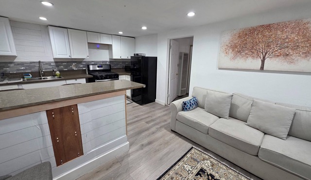 Cozy 2-bedroom apartment in charming Los Angeles with AC