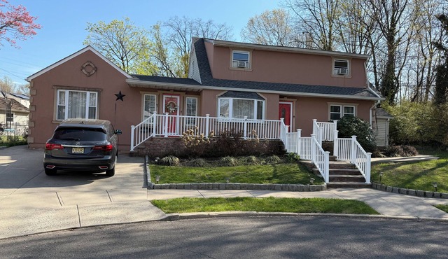 Cozy 2-bedroom apartment in quaint South Amboy with AC