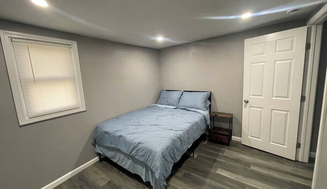 Cozy 2-bedroom apartment in charming Sugar Creek with AC