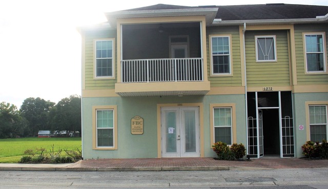 Cozy 2-bedroom apartment in lovely Zephyrhills with WiFi, AC