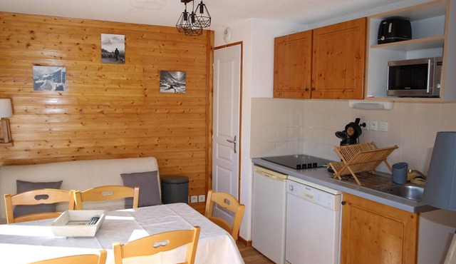 Cozy 2-Bedroom Apartment for 6, Fully Equipped, Near Slopes