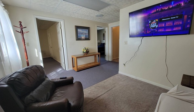 Cozy 2-bedroom apartment nestled between Wesleyan & Academy School with AC, WiFi