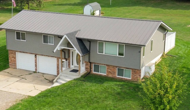 Cozy 2-bedroom apartment with Your Own Private Patio & Hot-Tub