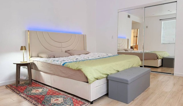Cozy 2-bedroom apartment in charming Long Beach with WiFi, AC
