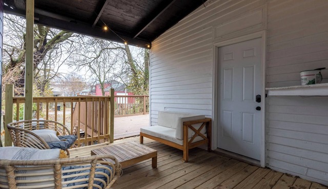 Cozy 2-bedroom apartment in adorable Downtown Louisville with WiFi, AC