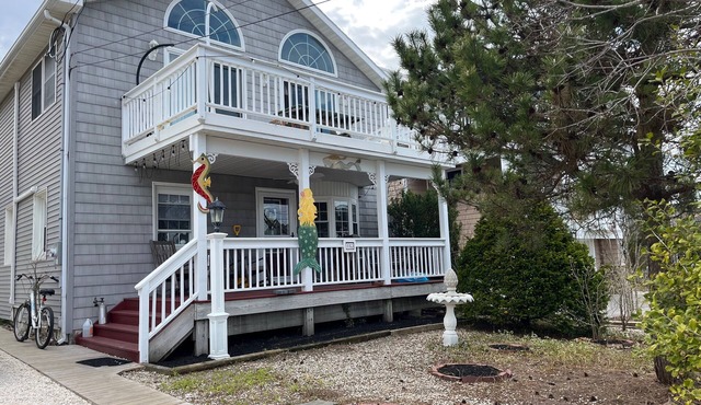Cozy 2 bedroom Apartment Half block to beach, Front deck, Fenced in backyard.