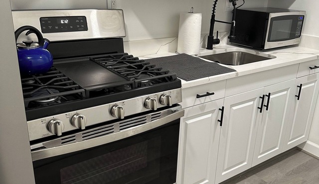 Cozy 2-bedroom apartment in welcoming Washington with AC, WiFi