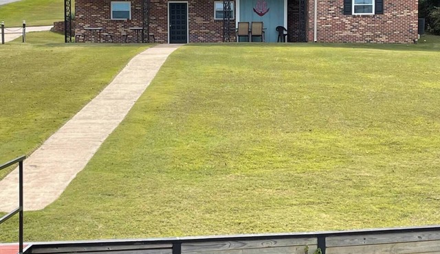 Cozy 2-bedroom apartment in welcoming Abbeville with AC, WiFi