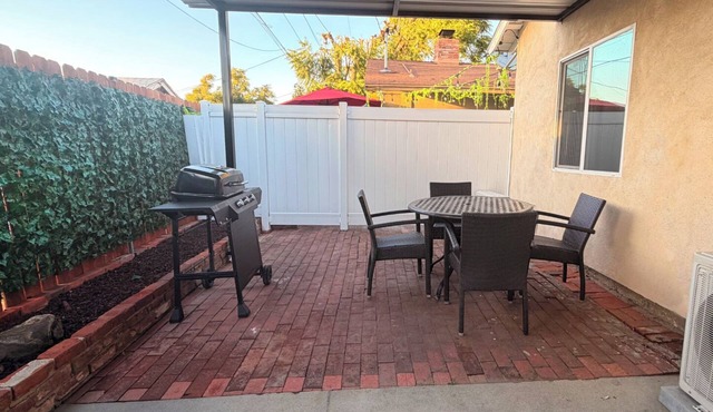 Cozy 2-bedroom apartment in enchanting Claremont with AC