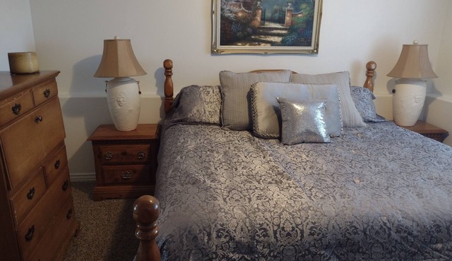 Cozy 2-bedroom apartment in enchanting Elk Ridge with AC, WiFi cottage feel