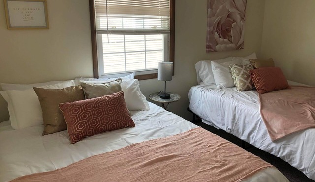 Cozy 2-Bedroom Apartment - Close To It All!