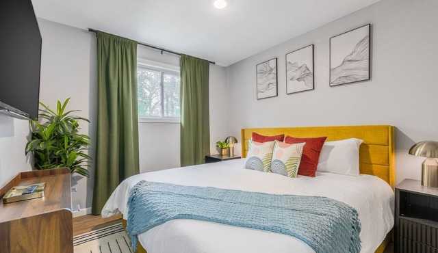 Cozy 2-bedroom apartment close to Kansas City, King bed and Workspace