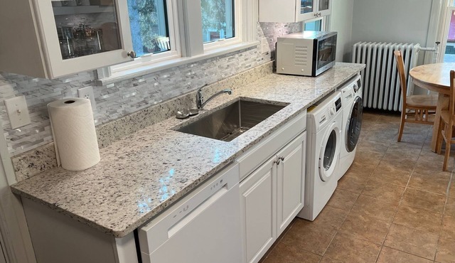 Cozy 2-bedroom apartment, 5 minute walk from colleges, restaurants and shopping