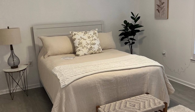 Cozy 2-bedroom apartment at the Oaks in charming Florence.