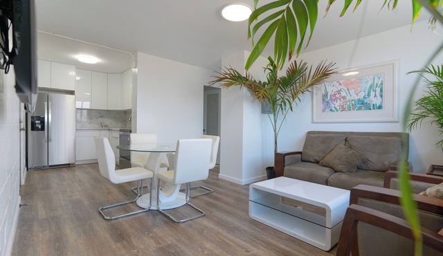 Cozy 2-bedroom apartment in charming Honolulu with WiFi, AC and parking