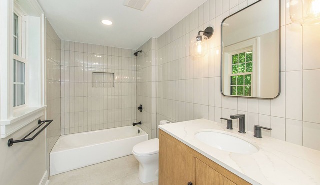 Cozy 2-bedroom apartment 9 mins from RWJ hospital and Somerville with central AC