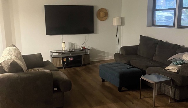 Cozy 2-bedroom apartment in beautiful Oak Lawn with AC