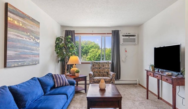 Cozy 2-bedroom Apartment Near SCSU with WiFi, Parking and Pet Friendly