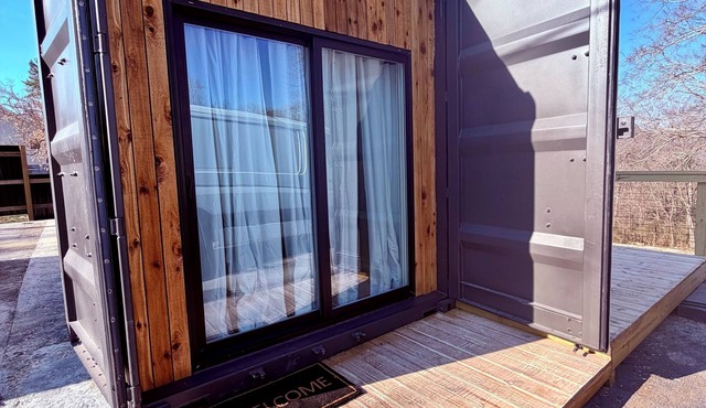 Cozy 2-bedroom apartment in charming Whitwell with AC