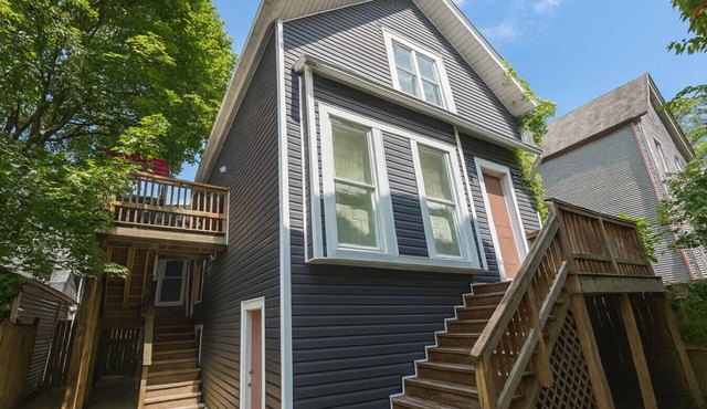 Cozy 2-Bedroom Apartment | Close to Wrigley