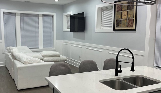 Cozy 2-bedroom apartment in peaceful Chicago with central A/C system