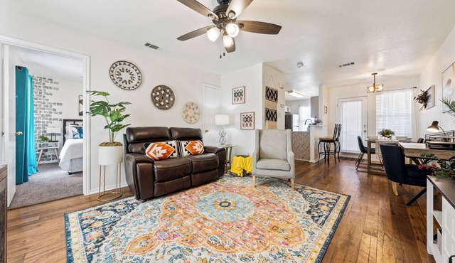 Cozy 2-bedroom apartment in charming Killeen with WiFi, AC