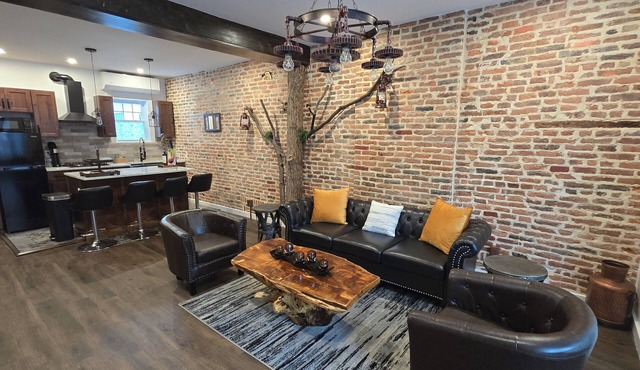 Cozy 2-bedroom apartment in charming Reading with WiFi, AC