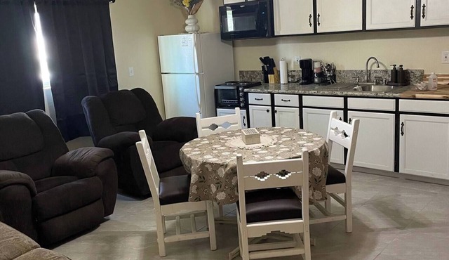 Cozy 2 Bedroom Apartment getaway with AC